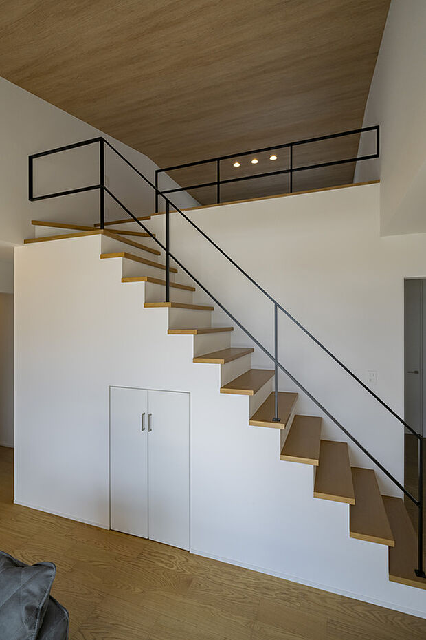 【階段下収納】ロフトへと上がる階段下に収納を設けています。