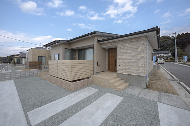 【外観】駐車スペースは3台分