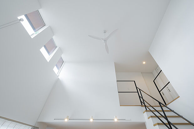 【吹き抜け】白を基調とした内装で、より開放的に。黒のアイアンがアクセントになっています。