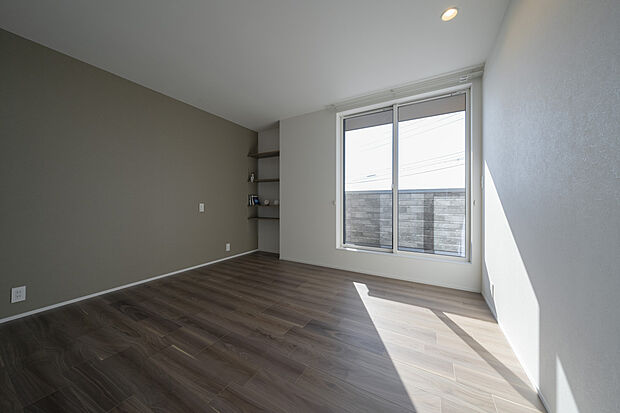 【寝室】広々ベランダのある寝室。飾り棚には雑貨や本を置けて、お気に入りの空間に。