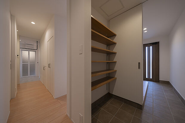 【家事楽動線】玄関からシューズインクローゼットを通って水まわり、リビングへも行ける動線。