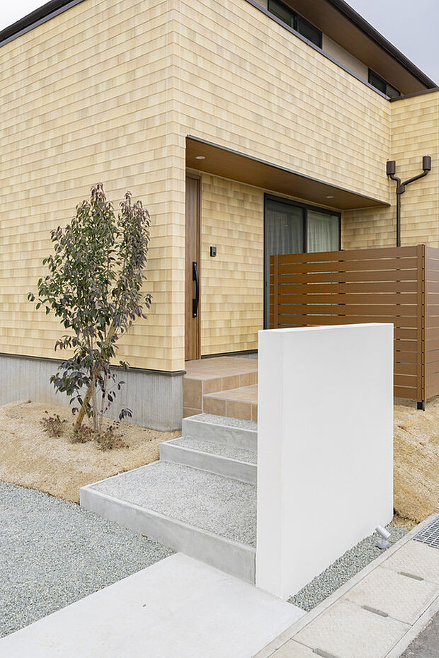 【玄関アプローチ】白の門柱がアクセントに。