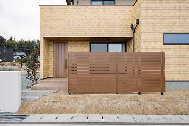 【目隠しフェンス】プライバシーを確保する目隠しフェンス。