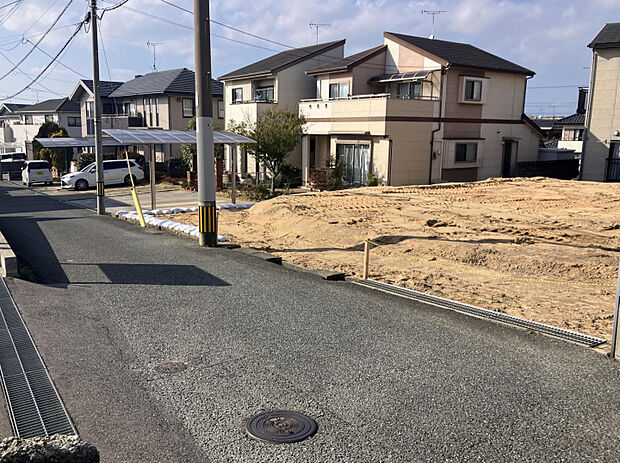 前面道路含む現地写真　東4.0m法定外、南4.0m法定外