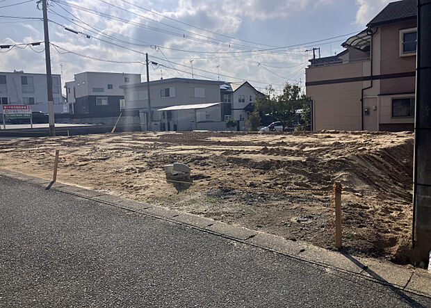 前面道路含む現地写真　東4.0m法定外、南4.0m法定外