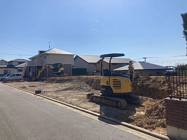 前面道路含む現地写真　撮影時:2026年3月中旬完成予定:2026年8月中旬