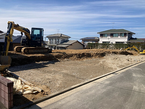 前面道路含む現地写真　撮影時:2026年3月中旬完成予定:2026年8月中旬