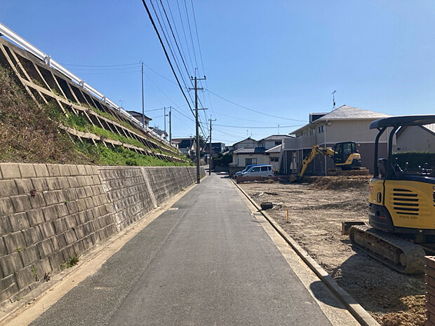 前面道路含む現地写真　接道状況:東4.2m公道