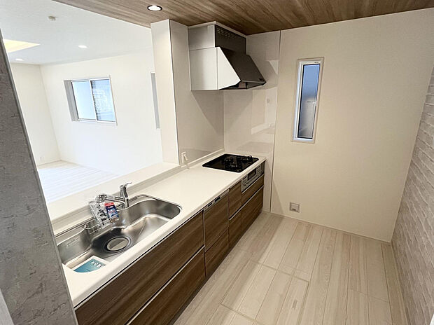 【キッチン　2号棟】嬉しい食器洗浄乾燥機完備、手洗いよりも時間の節約ができるので、子育てや家事で忙しい家庭の味方です♪