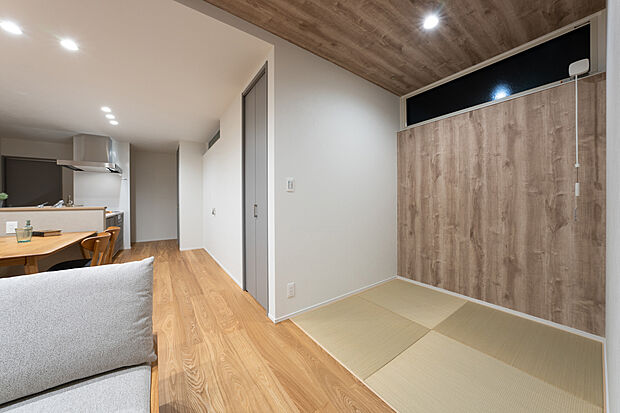 【C棟】畳コーナーと一体感を演出する為、高天井続きの空間。北側サッシからは安定した採光が確保できる特性を活かしました。