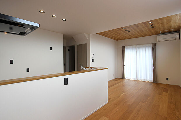 【C棟】キッチンの腰壁を程よい高さにして、手元をさりげなくカバーしすっきり。