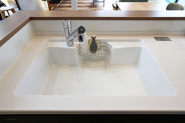 【アクリル人造大理石シンク】鍋やフライパンなど大きな物も一度に洗えて、トップとシンクの繋ぎ目に段差がないので汚れが溜まりにくい設計です。