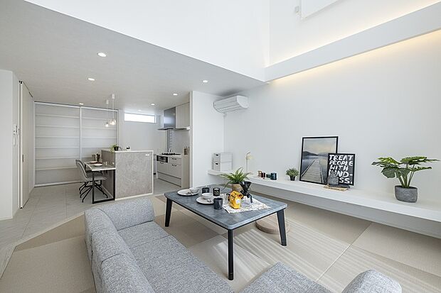 【1階約19.39帖LDK/当社施工例】スクエア畳が洋の空間にマッチ。オシャレなカラーで明るさを感じられます。カウンターはディスプレイスペースなどに◎/建物価格2761.1万円、建物面積96.47m2