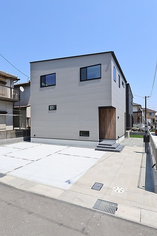 1号地新モデルハウス完成！光熱費を管理しやすいオール電化仕様の1号地。シンプルな外観デザインです。建物を総2階にすることで、デザイン性や機能性、快適性を重視しつつコスト面にも配慮しています。