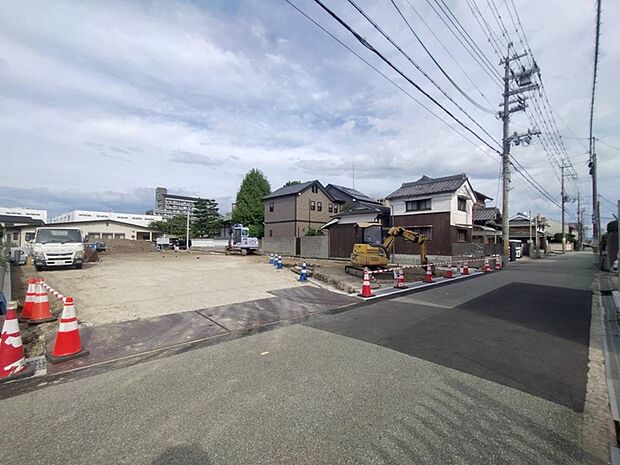 南西側の市道約5mに面する、開放感ある全4区画の新分譲地。団地内道路約6mを整備中で、車の出入りもスムーズ。自由設計で理想の住まいをかなえます。