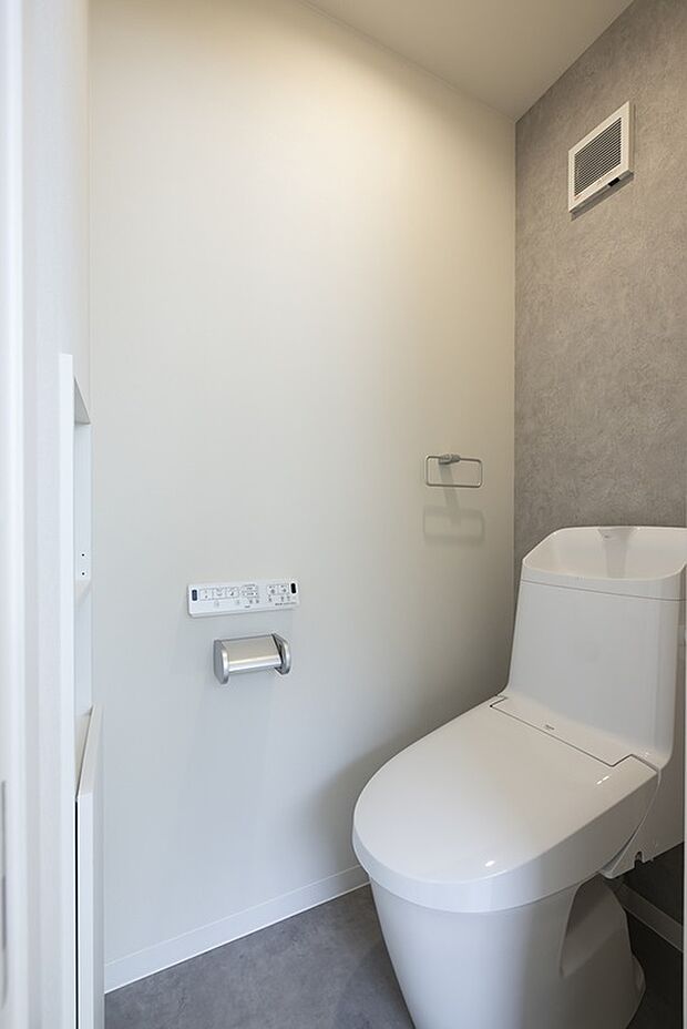 【【2階トイレ/当社施工例】】各フロアにトイレを設置しており、混み合う朝の時間帯や来客時にも、気兼ねなく使用することができます。温水洗浄便座付きで寒い冬でも快適。壁面にはアメニティーなどが収まる収納を配置しています。/建物価格1952.3万円、建物面積91.08m2、3LDK
