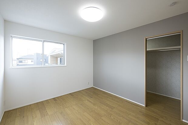 【【2階約7帖洋室/1号地モデルハウス】】2階約7帖洋室は床暖房付き!寒い季節も足元から温かく快適です。約3帖の大容量WICを設けており、衣類をたっぷりと収納可能!中段付きですので、奥行きのある布団なども仕舞うことができます。