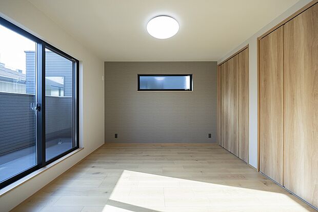 【【2階約6.52帖主寝室、約3.41帖和室/当社施工例】】南東側は一面バルコニーが広がり、朝から気持ちの良い陽光が注ぎます。バルコニーには水栓が備わっており、お掃除の際等に便利です。/建物価格2504.5万円、建物面積95.22m2、4LDK