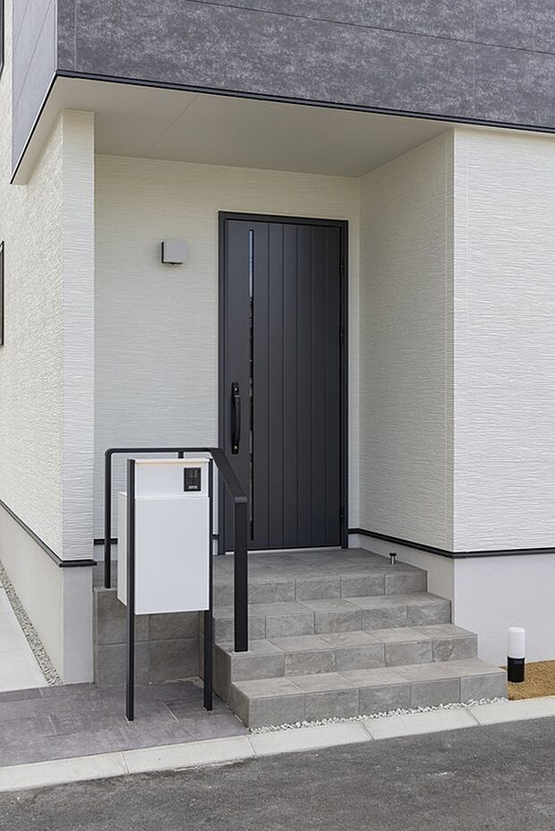 【【外観/3号地モデルハウス】】玄関ドアはスリット入りデザイン。エントランスへ陽光を導きます。全区画にLED庭園灯を標準装備。毎日のご家族の帰宅をあたたく出迎えるとともに、防犯の役割を果たし、夜の街並みを美しく彩ります。