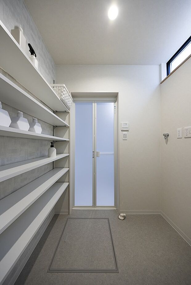 【【1階脱衣所/当社施工例】】一面の収納はあえて扉を設けずオープンに。リネン類や肌着をまとめて置いておくと、入浴後に取りやすく、着替えまでがスムーズ。家事の時短にもつながります。/建物価格:2504.5万円、建物面積95.22m2、4LDK