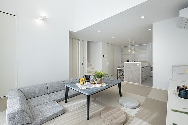 【【1階約19.39帖LDK/当社施工例】】コミュニケーションを取りやすいリビングアクセス階段。お子様の勉強や部活、仕事に忙しい時期でも「いってきます」「おかえり」が言える住まいです。/建物価格2761.1万円、建物面積96.47m2、3LDK