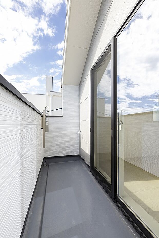 【【2階バルコニー/当社施工例】】南西向きで陽当り良好。使わないときは収納しておける物干し金物付きで、お天気のいい日は洗濯物がよく乾きそうです。水栓があり掃除の際も便利です。/建物価格2761.1万円、建物面積96.47m2、3LDK