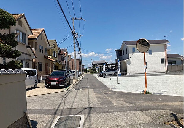【【現地写真】】西側道路は約3.06～4mを確保し、交差部分にはカーブミラーを設置。左右の状況を確認しやすく、車の速度も抑えられやすい道路環境です。通り抜け車両が少なく、落ち着いた環境が期待でき、安心感もあります。