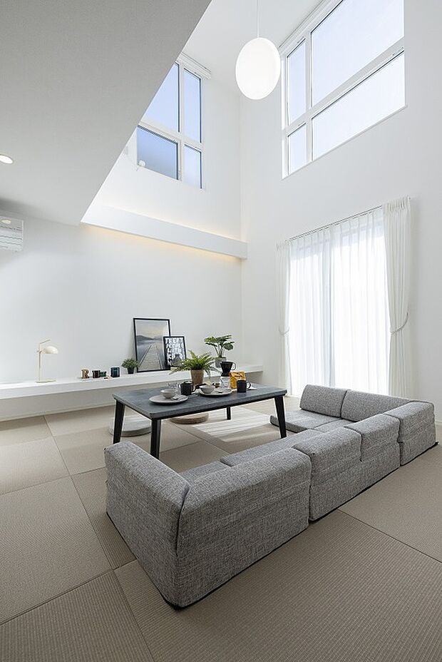 【【1階約19.39帖LDK/当社施工例】】ホワイトカラーを基調とし、明るくスッキリとした印象。リビングアクセス階段を行き来するご家族に声をかけやすく、コミュニケーションが育まれます。/建物価格2761.1万円、建物面積96.47m2、3LDK