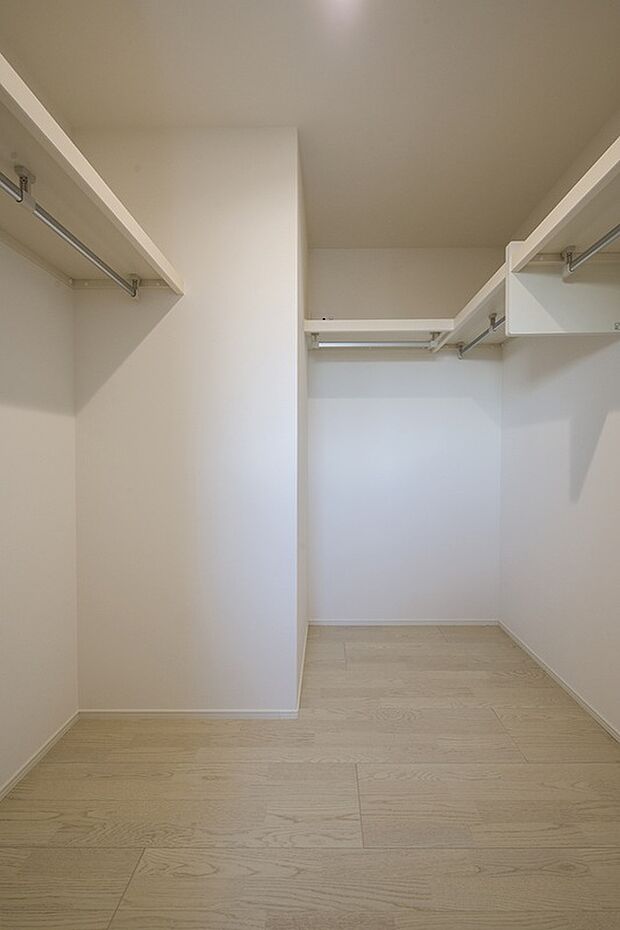 【【2階WIC/当社施工例】】約2.62帖の大容量のWIC。ご家族の衣類はもちろん、キャリーケースや季節家電などの収納にも重宝します。/建物価格2204万円、建物面積93.15m2、3LDK