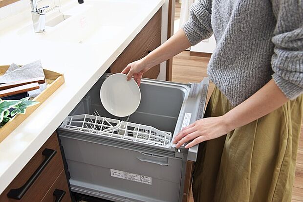 【【食器洗い乾燥機】】忙しい毎日の家事をサポートする食器洗い乾燥機。後の食器洗いの手間を軽減し、家族との時間や自分の時間をゆったり楽しめます。家事ラクを叶える、暮らしにうれしい便利な設備です。