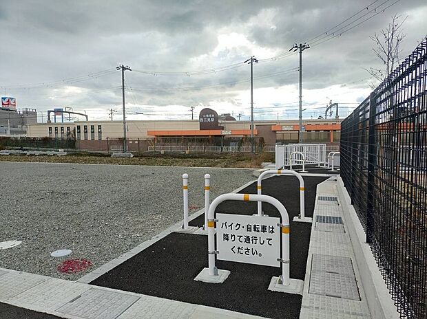 【【分譲地前に西二見駅】】分譲地の目の前に山陽電鉄「西二見」駅があり、毎日の通勤・通学やお出かけに便利。駅までの移動時間を抑えられ、暮らしにゆとりが生まれる駅近の住環境です。