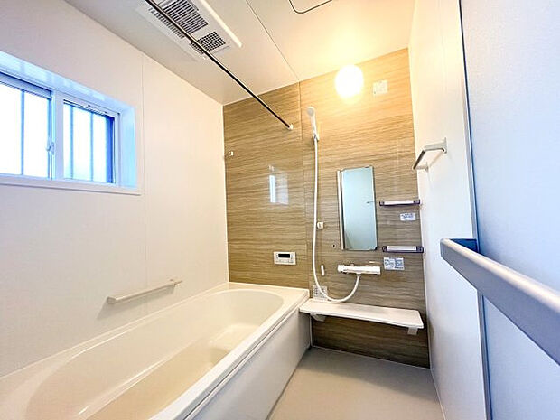 【A号棟：浴室】浴室にあるカウンターは簡単に取り外しができ、お掃除もラクラク！また、浴槽上にかけて飲み物やアロマを置いたりと、2WAYで使うこともできます。
