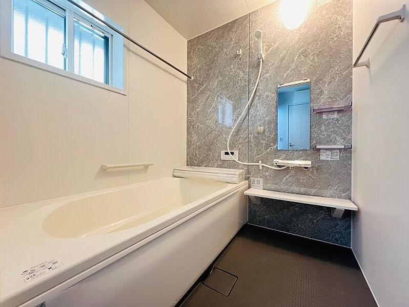【B号棟：浴室】浴室換気乾燥暖房機付きですので冬でも暖かくヒートショックなどを防ぐことができます。