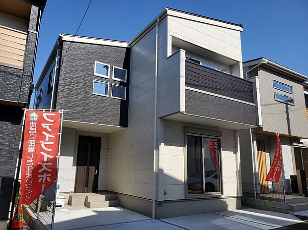 【I号棟 外観】
ナチュラルな色合いの外観色でお洒落さを主張しつつ、自然と街並みに調和します。2025.3.14撮影