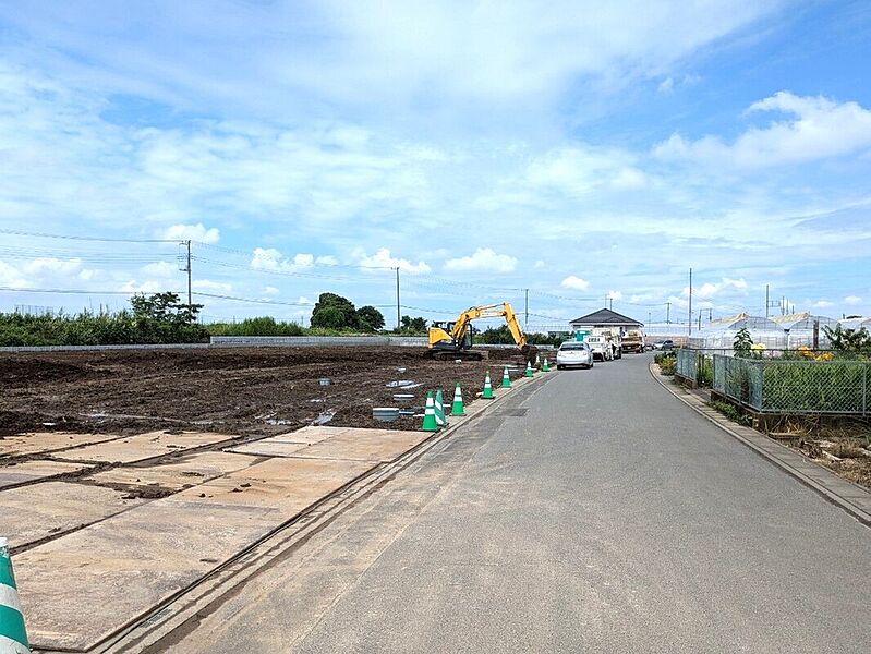 【分譲地内及び前面道路】分譲地接道道路幅員は6.1ｍ！お車の出し入れもスムーズです！（2024年6月撮影）