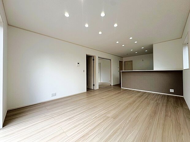 【4号棟 リビング】 広々としたLDKは、家具を置いてもゆとりがあり、ご家族が集うくつろぎの空間となります。