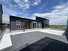 ＜古河市女沼＞下辺見小学校まで徒歩8分、コンビニやドラッグストアが徒歩圏内と便利な立地