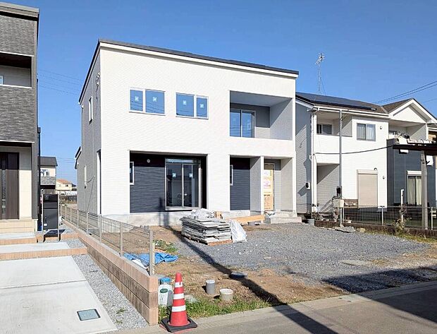 【B号棟:外観】外構工事中。ホワイトの明るい外壁が落ち着きを、ネイビーとグレーがバランスを引き締め、上品な印象の外観になっております。