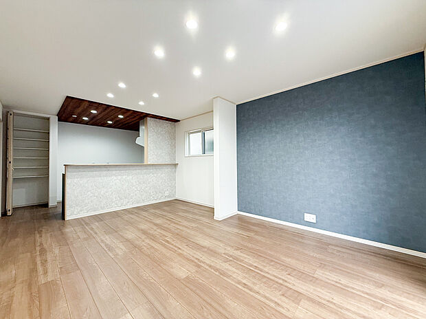 アクセントクロスで洗練された印象に。15.6帖の開放的なLDKです。