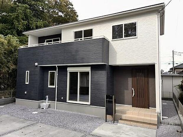 【1号棟 現地外観写真】
外観の重厚感に間取りの使いやすさ。住む方の安心・安全を考慮した建物です。