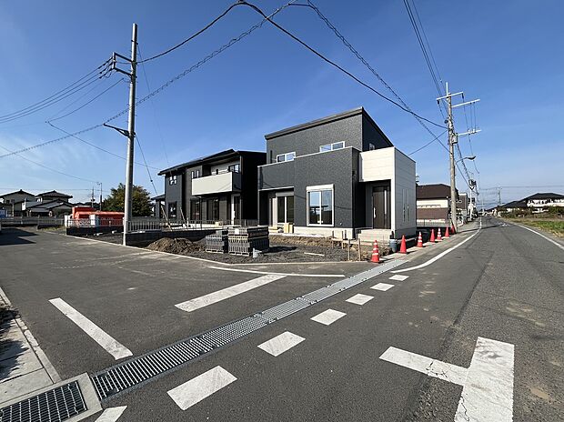 【シャッター】窓を大雨や強風から防護します。遮熱・遮光・防音効果もあります。防犯面では、窓ガラスを割って侵入するのを防ぎ、視覚的な効果も期待できます。