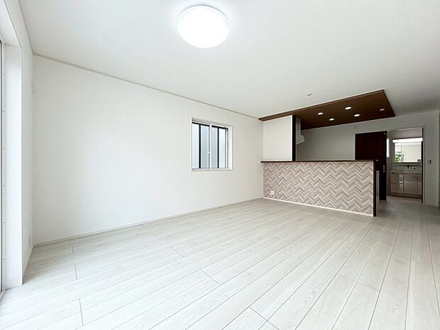 【2号棟 LDK】16帖のLDK!二面採光ですので明るく、換気もできます。キッチン部分の折り下げ天井とアクセントクロスで、魅力的なインテリアに仕上がっています!