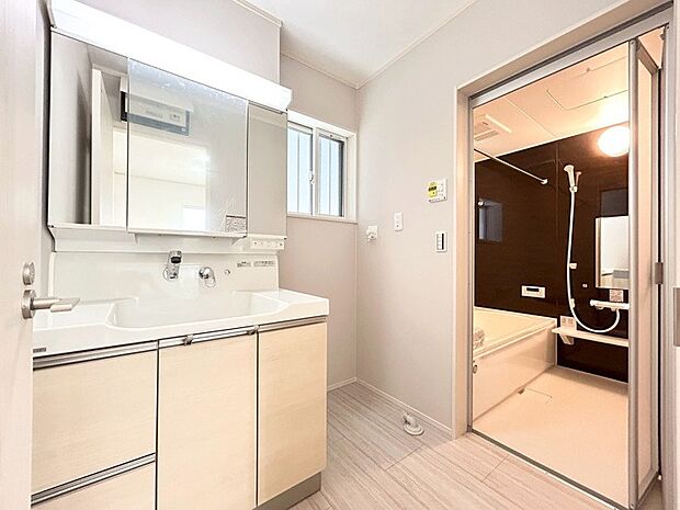 【1号棟:洗面化粧台】人造大理石のボウルは、バックガードまでなめらかな曲線でつながる継ぎ目のない一体成形。カビやヌメリの原因となる汚れがたまりにくく、毎日のお手入れが簡単です。