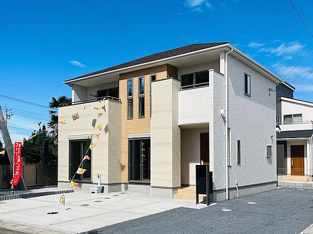 【1号棟 外観完成】 張り分けられた外壁の優しい色合いから、心地よい安心感を感じる外観となっております!建物の凹凸がデザインに変化を生み出す、シンプルでありながら魅力的な一邸です!