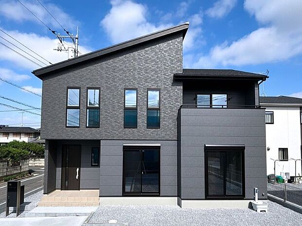 【 3号棟　外観】南側をダークグレーとブラックの2色でシックにまとめています。片流れの屋根が印象的なスタイリッシュなデザインとなっております。完成しました！いつでも内覧できます♪