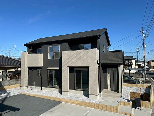 【外観完成写真】濃いグレーと明るいグレーの2色でバランス良く張り分けした外観です。
完成しました!いつでも内覧できます♪