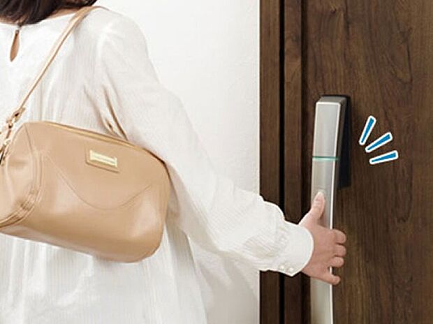 【設備画像　スマートコントロールキー】　　スマートコントロールキー搭載。リモコンキー・タグキー・スマートフォンで施錠＆開錠が可能です。鍵が離れると自動で施錠されるので閉め忘れ問題から解放されます！