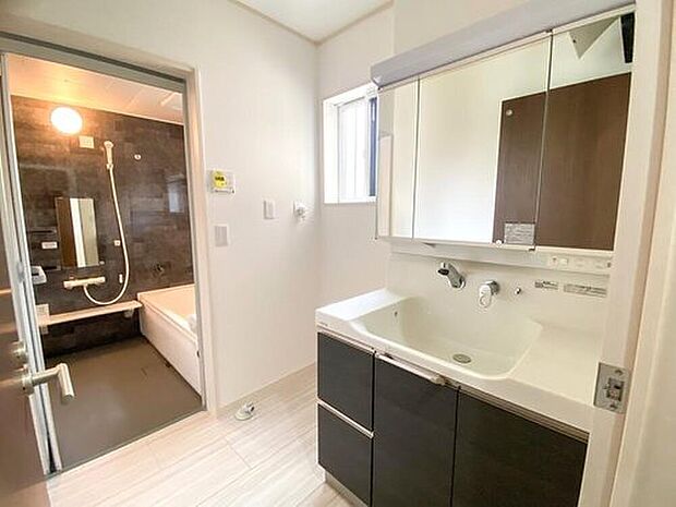 【洗面室】 鏡裏全体が収納になっており中央の金網部分では濡れたコップなどがそのまま置けて乾かせられます。電動歯ブラシ等が収納したまま充電することができ、日々、快適にご使用いただけます！