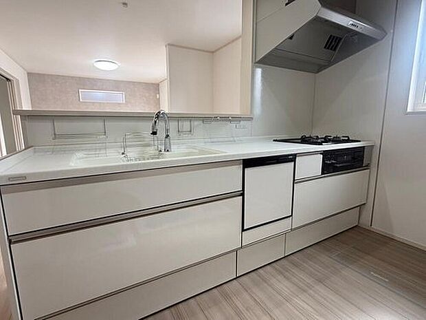 【キッチン】対面式キッチンを採用し、リビングにいる家族との会話を楽しみながら調理が可能です。食洗機付きで家事効率UP！