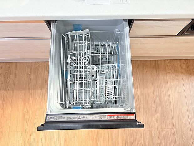 【3号棟:食洗機】 キッチンと美しく一体化。手で洗うよりも節水になり、家事の負担も軽減できます。 (※システムキッチン付属の設備です。各メーカーの仕様に準じます。)(2026年8月2日撮影)